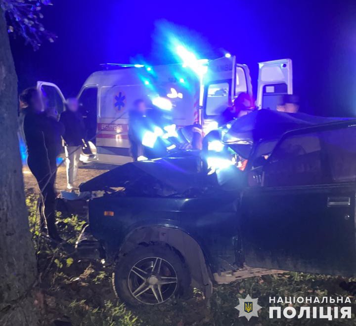 У Львівському районі легковик влетів у дерево: 21-річний пасажир загинув
