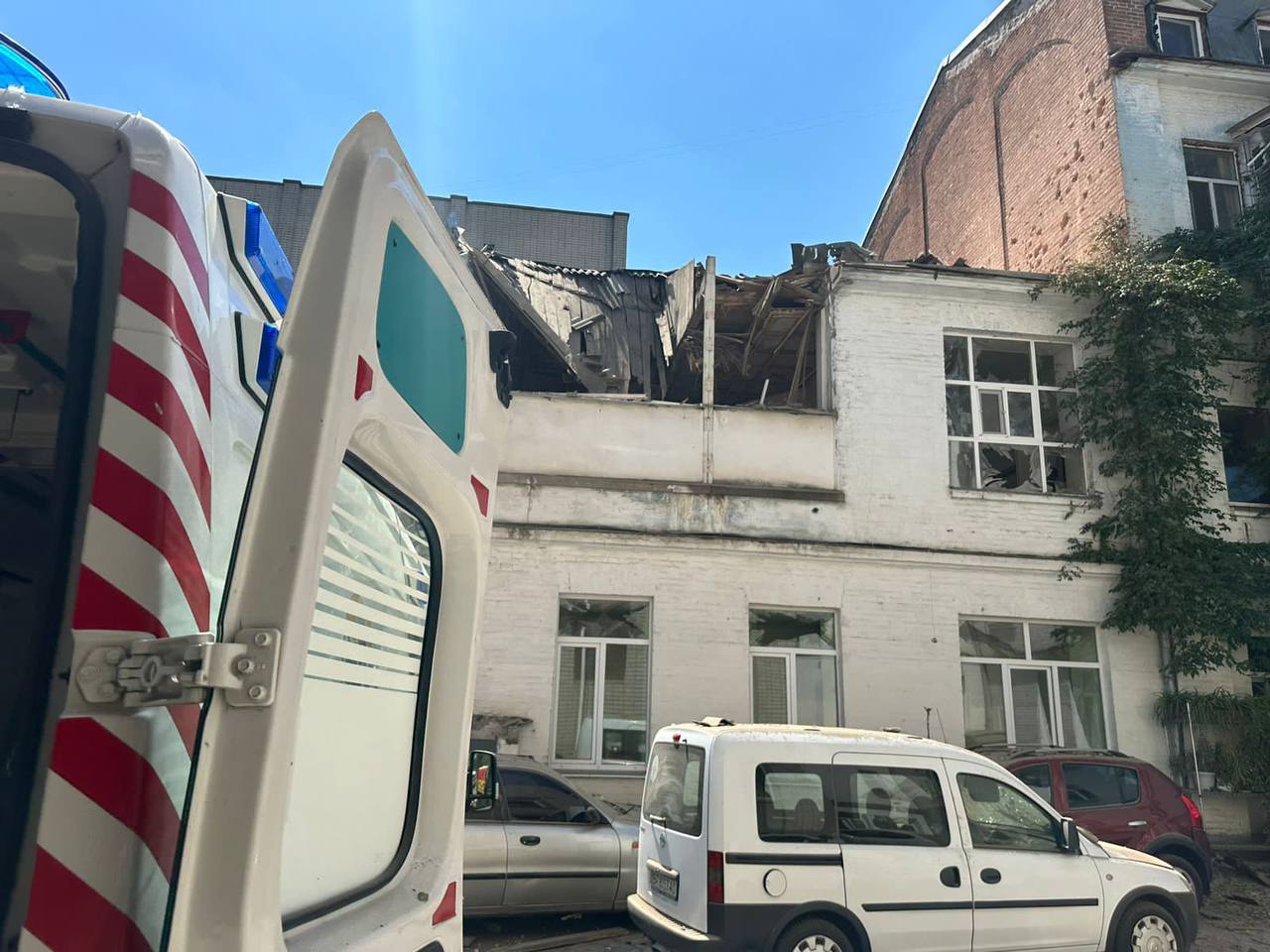 Росіяни обстріляли лікарню в Херсоні: загинув медик