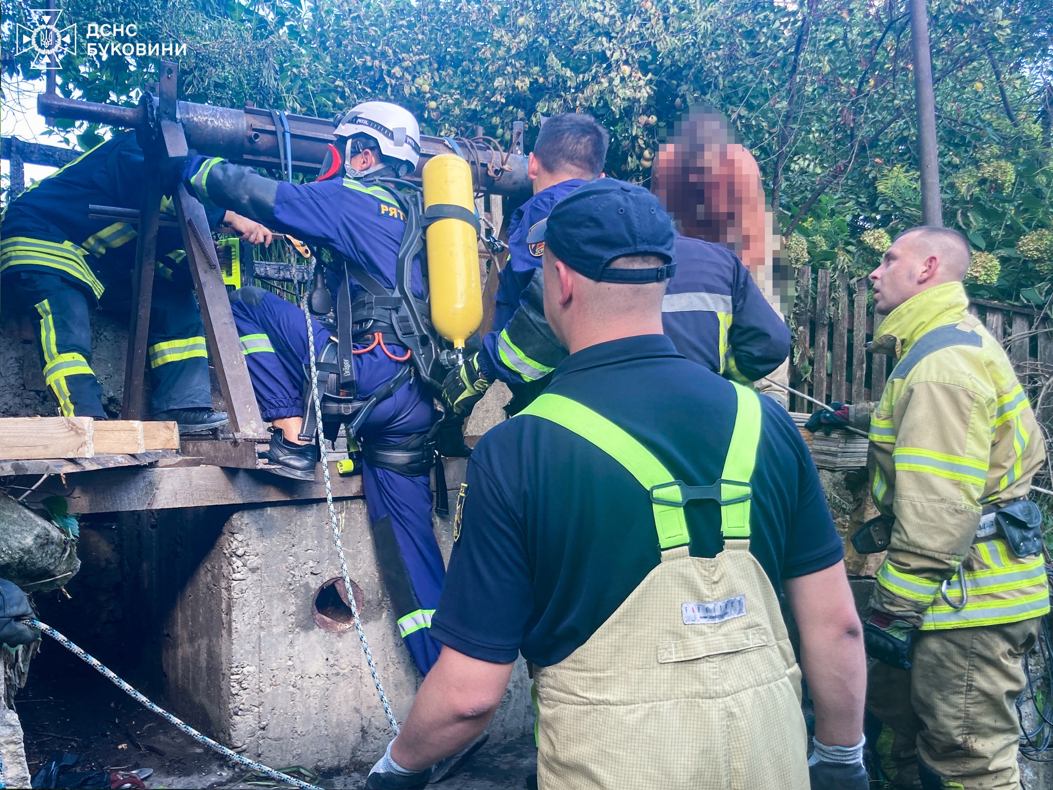 На Буковині троє людей загинуло в колодязі: що відомо про трагедію