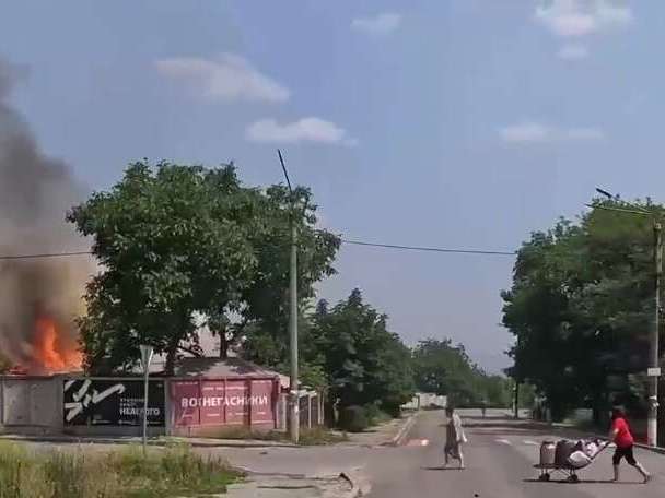 Жахливі кадри боїв на Луганщині. Українські захисники допомагають жителям Лисичанська вибратися