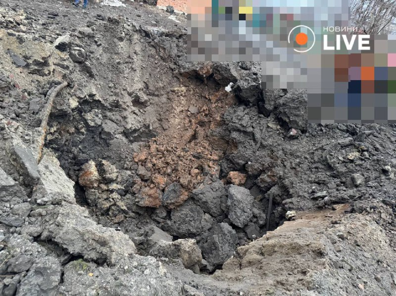 З'явилися фото величезних вирв від російських ракет у Харкові