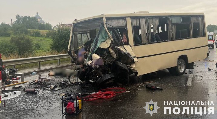 Є загиблі та багато травмованих: деталі моторошної ДТП з маршруткою на Львівщині