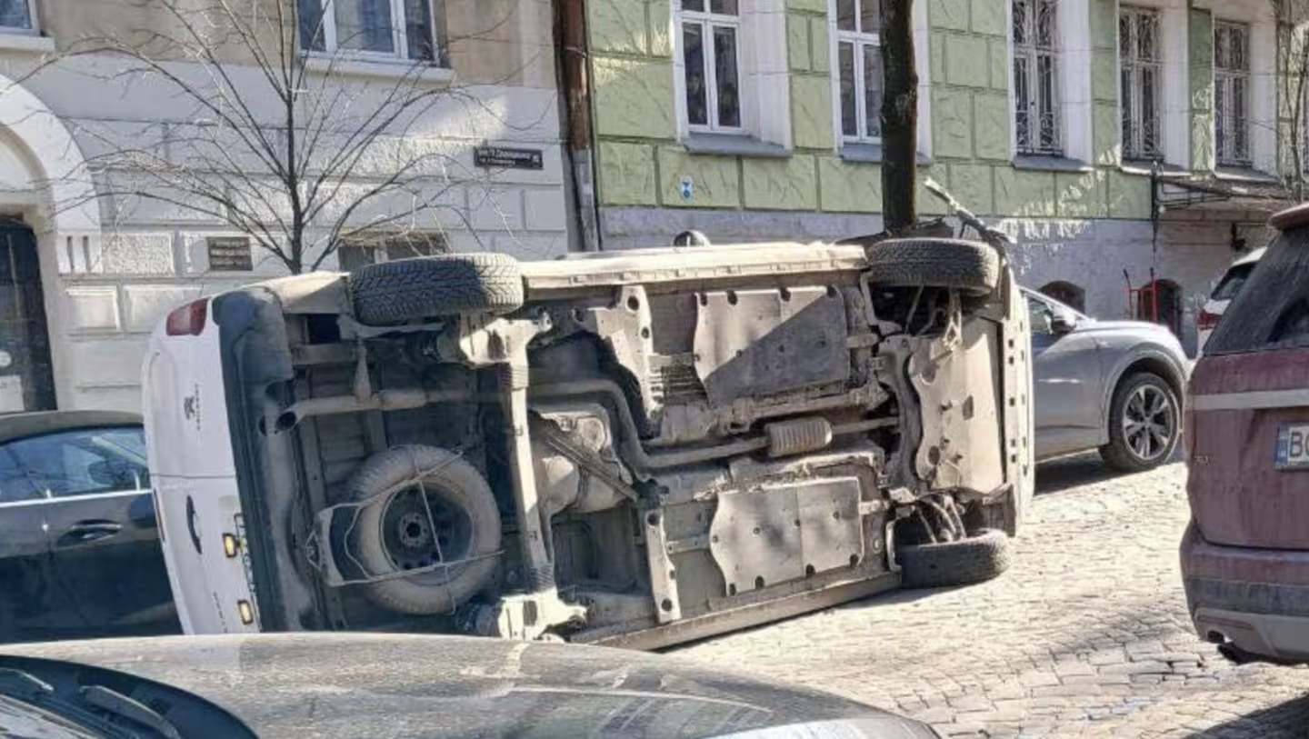 У центрі Львова перекинулося авто: фото аварії