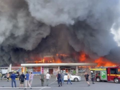 З’явилося відео з камер спостереження під час теракту, який влаштували росіяни у Кременчуку
