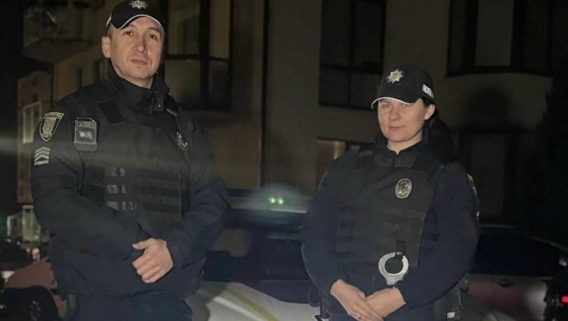 Впав і зламав ногу у лісі: на Львівщині патрульні врятували чоловіка (відео)