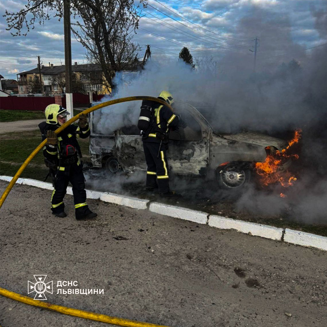 На Львівщині посеред вулиці загорівся автомобіль (фото)