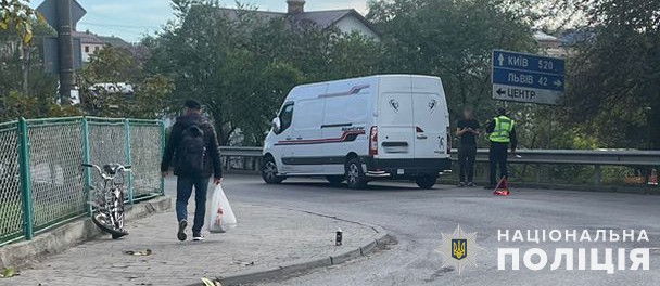 Водій мікроавтобуса збив велосипедистку у Львівському районі