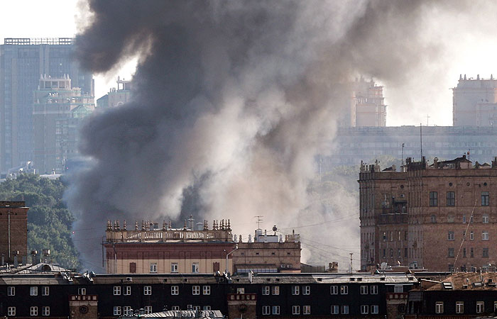Москва горить. До гасіння пожежі в столиці Росії залучили авіацію та спецпотяг
