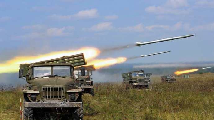 У Нікополі окупанти поцілили з "Градів" у базу відпочинку
