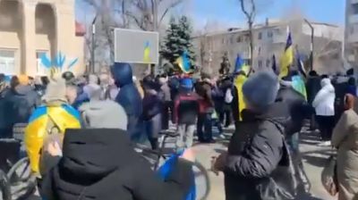 У Бердянську російські силовики почали бити і затримувати учасників мітингу