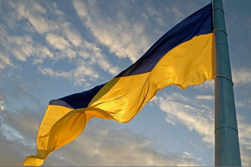 У Білій Церкві чоловік скинув прапор України на землю: Поліція встановлює особу (відео)