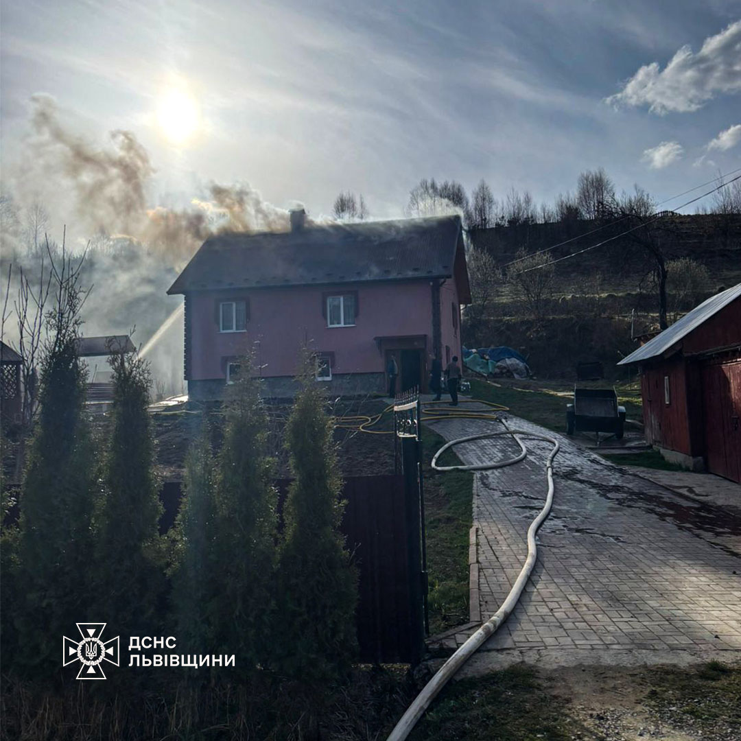 На Львівщині жінка ледь не згоріла у власному будинку