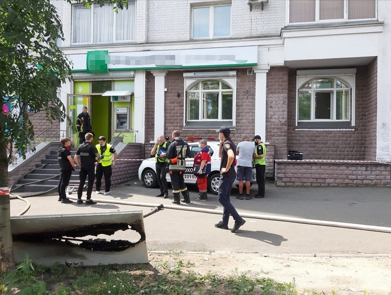 У Києві жінка з «коктейлем Молотова» і пістолетом зробила спробу пограбувати банк