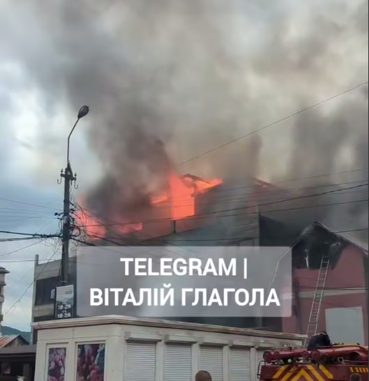 На Закарпатті масштабна пожежа: вогонь міг охопити магазини (відео)