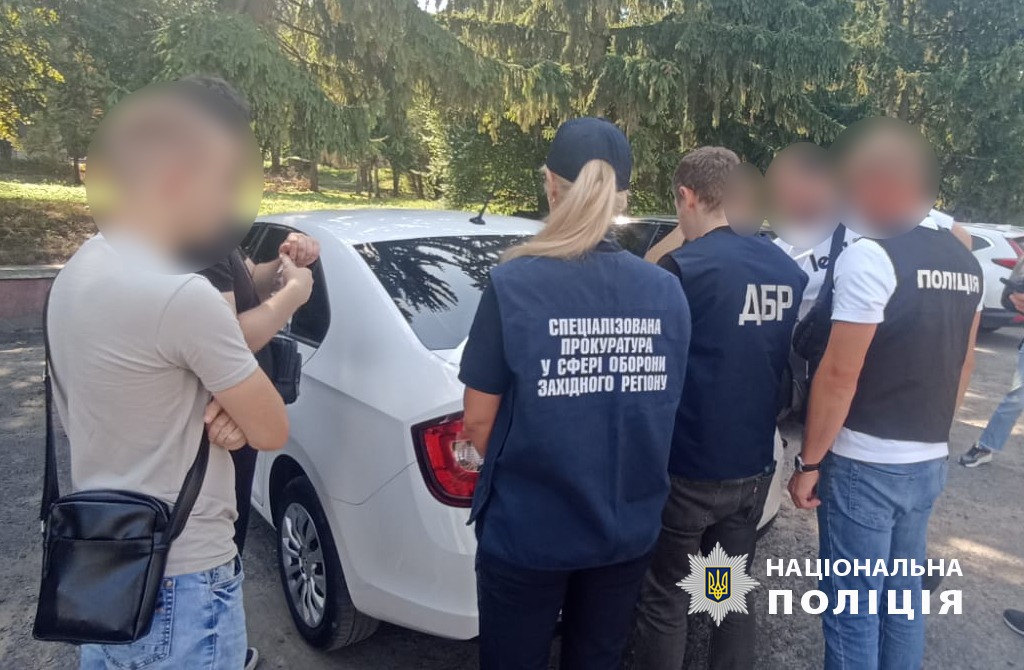 Правоохоронці викрили львівського митника: за 13 тисяч доларів допомагав чоловіками втікати за кордон