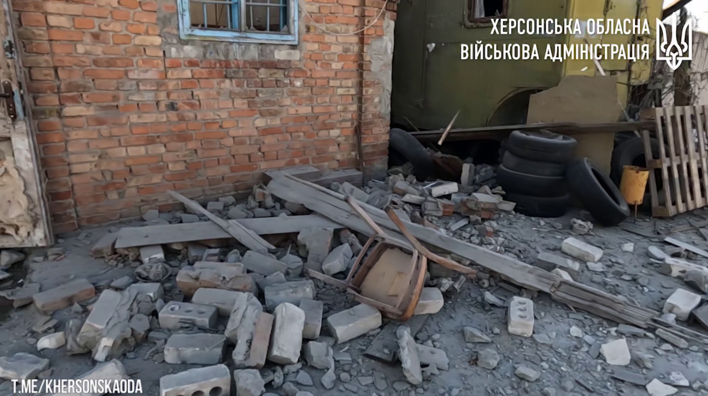 Росіяни накрили вогнем Херсон. Під завалами знайшли тіло загиблого
