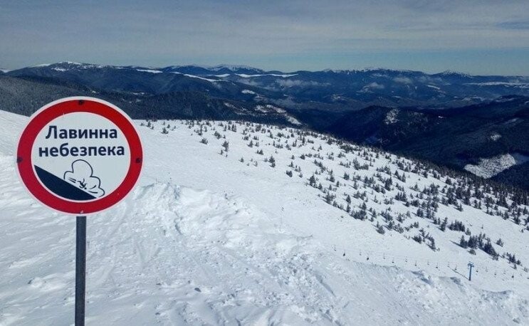 У Карпатах зійшли потужні лавини. Рятувальники показали фото