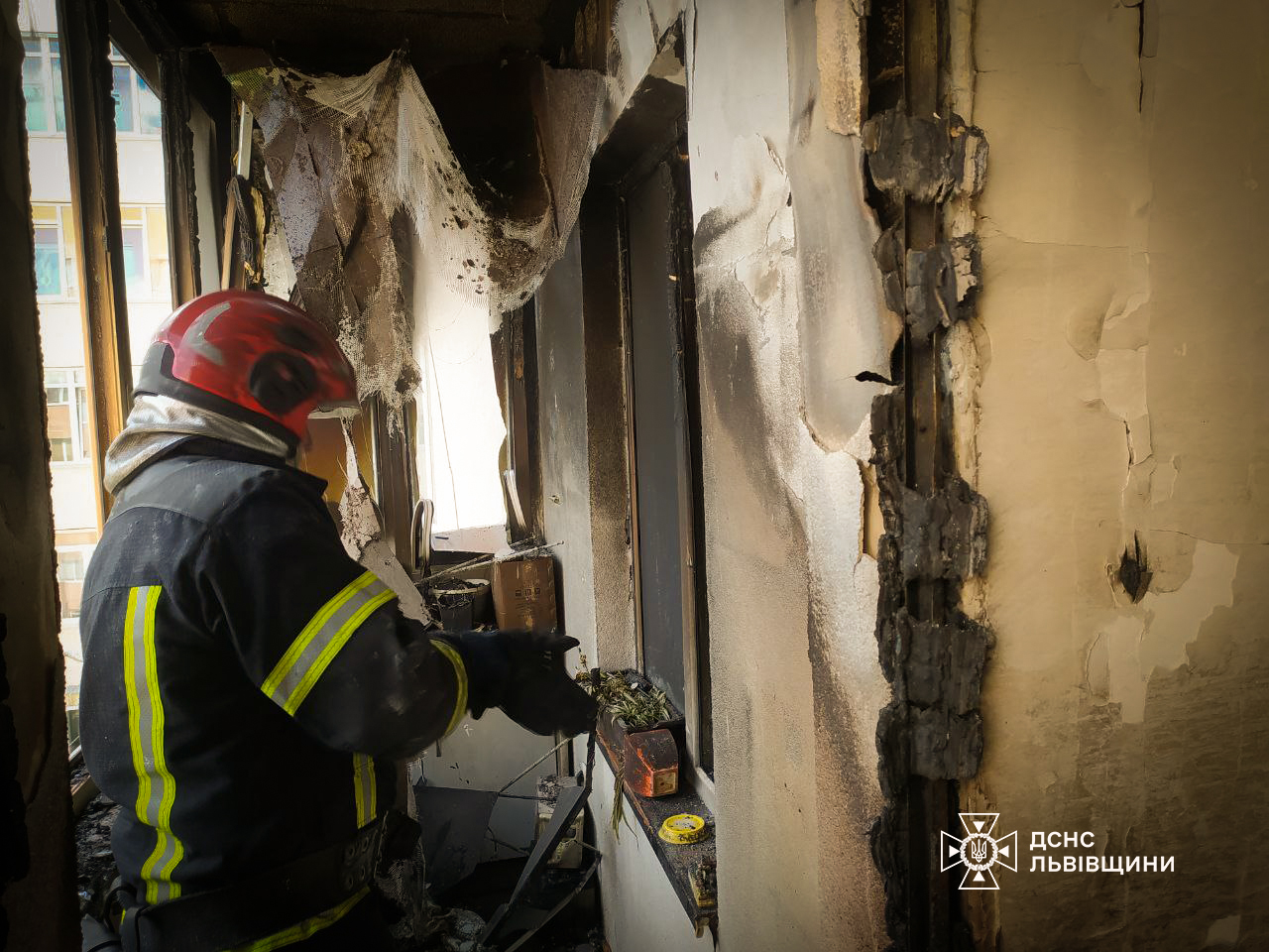 У Львові загорілася багатоповерхівка. Вогнеборці врятували четверо людей