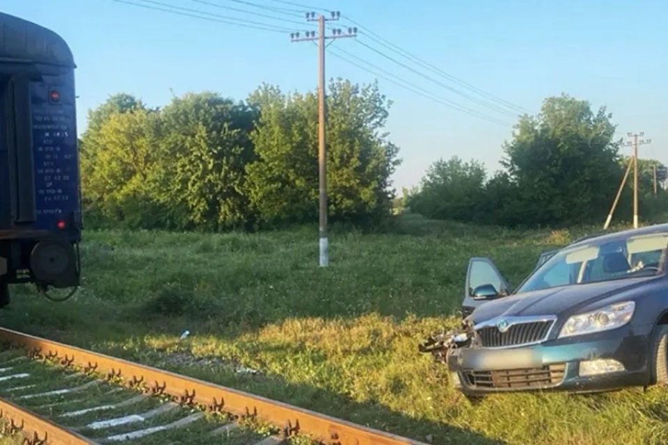 На Хмельниччині поїзд протаранив авто (фото)