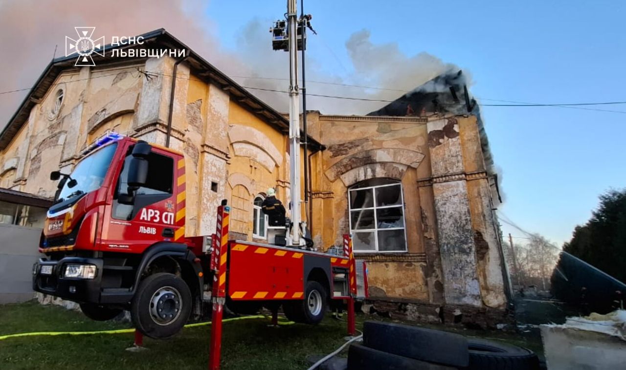На Львівщині вогнеборці ліквідували масштабну пожежу спортзалу