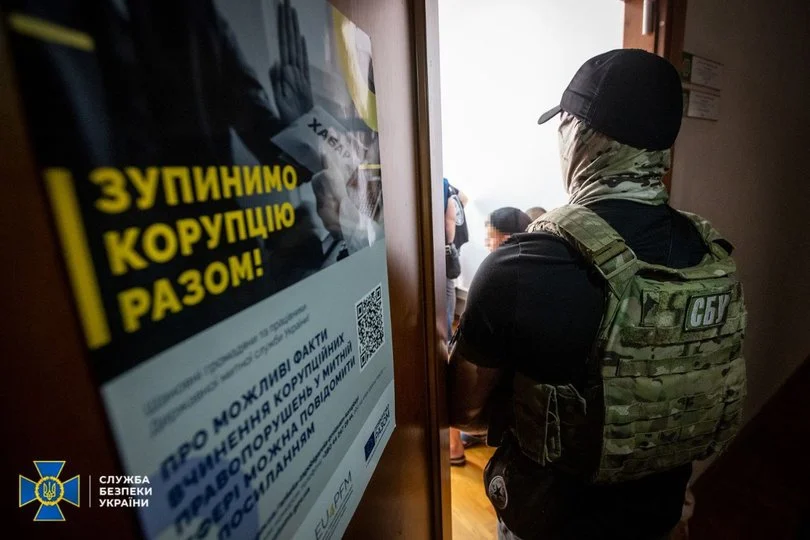 Вимагали данину та хабарі: викрито корупційну схему у Держмитслужбі 