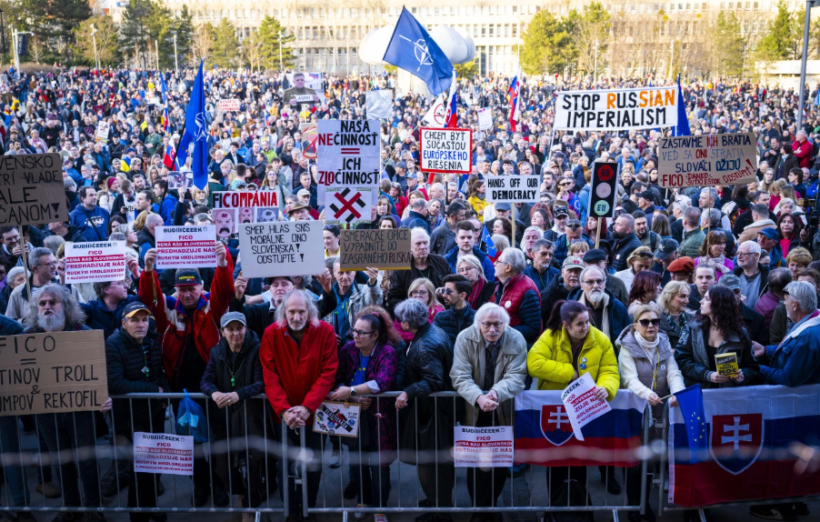 У Словаччині знову протести проти проросійської політики Фіцо