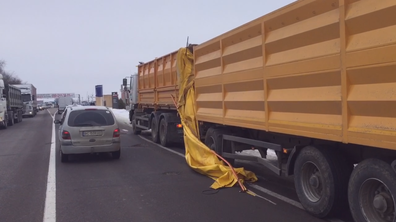 "Жінка у тяжкому стані": медики розповіли про стан постраждалої у моторошному ДТП біля Львова