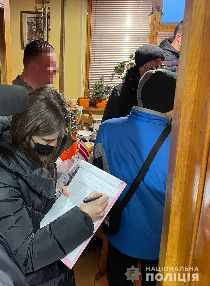 Гроші або розправа. Поліція впіймала 45-річного рекетира у Львові