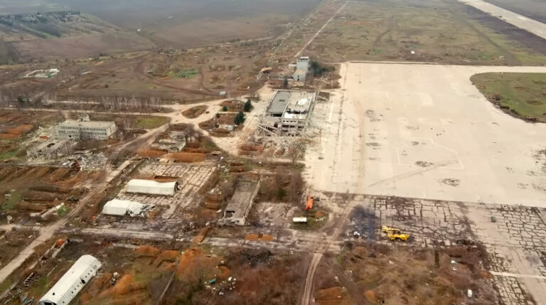 Як виглядає Чорнобаївка зараз. Унікальні кадри звільненого аеропорту