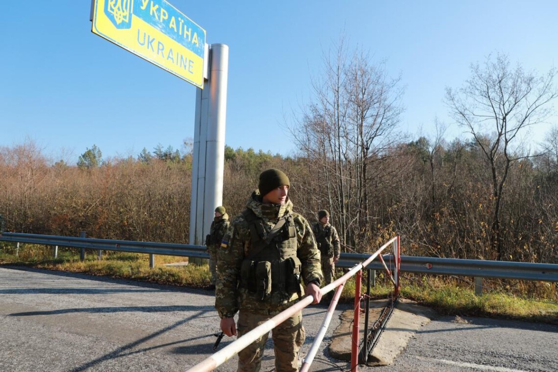 Заборона на виїзд чоловіків за кордон. Зеленський пояснив