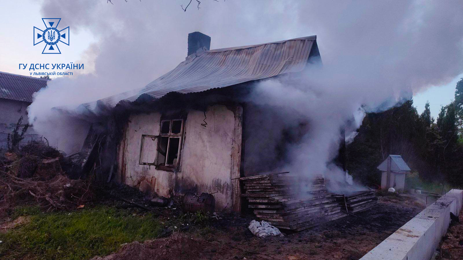Уночі біля Львова понад годину гасили пожежу: згоріла сільська хата