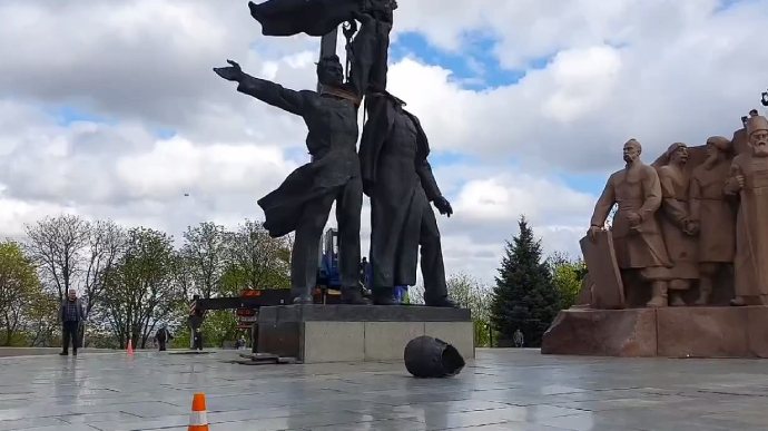 У Києві знесли радянський монумент "дружби народів"