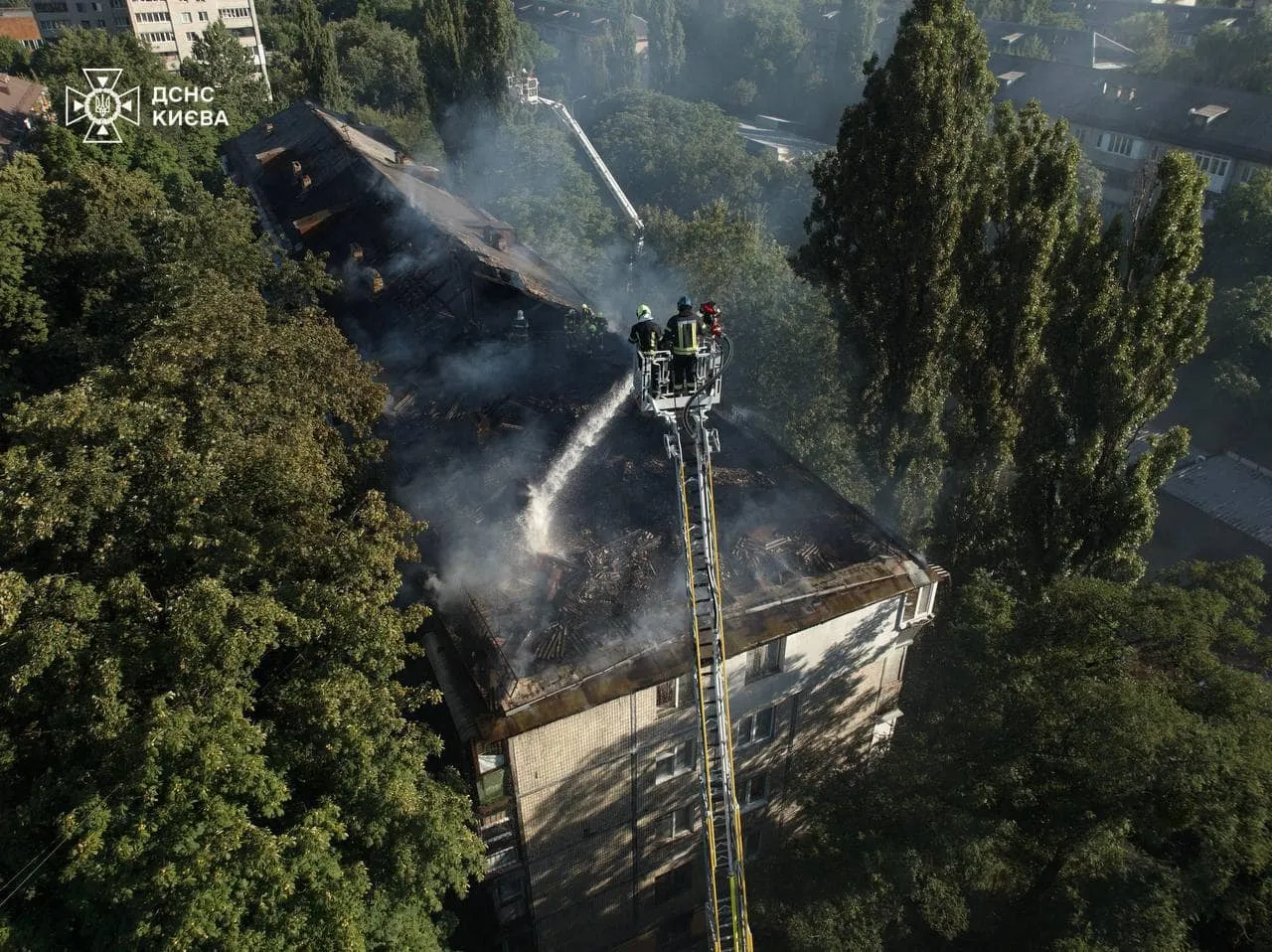 У Києві вирує потужна пожежа в багатоповерхівці: дим видно з різних районів міста (фото)