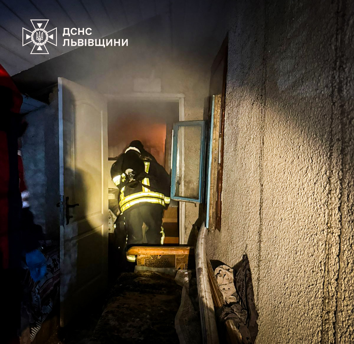 На Золочівщині горів будинок: у вогні загинула жінка