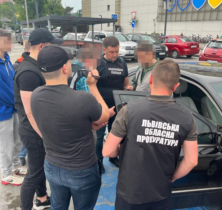 За 5 тисяч доларів. На Львівщині чоловік масово переправляв ухилянтів за кордон