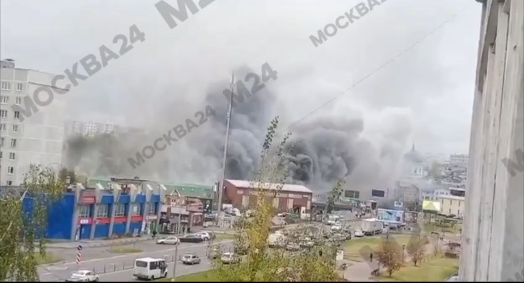 У підмосковному Ногінську на Росії палає ринок