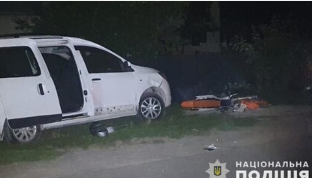 Біля Львова двоє підлітків на мотоциклі протаранили припарковане авто