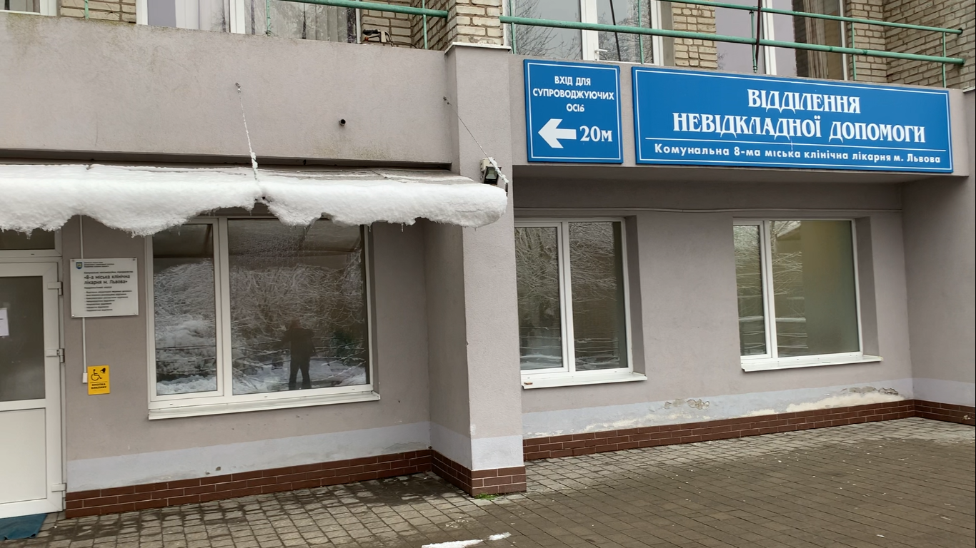 Замість фото – травма. Лікарі розповіли про стан жінки, на яку впала гіляка у Стрийському парку