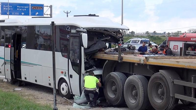 У Туреччині автобус з десятками російських туристів потрапив у смертельну ДТП