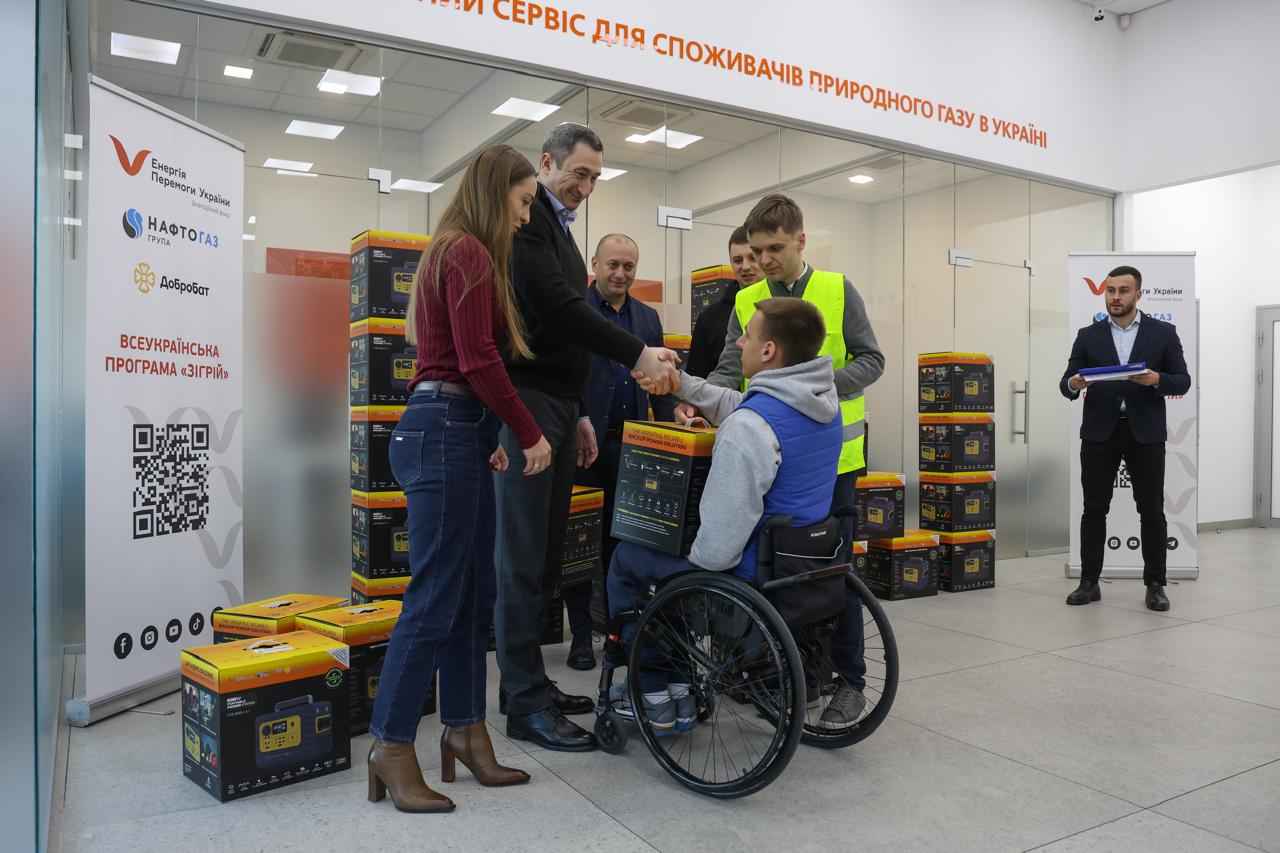 Соціально вразливі сім’ї Львівщини отримали підтримку в межах проєкту «Зігрій» – передано зарядні станції для котлів