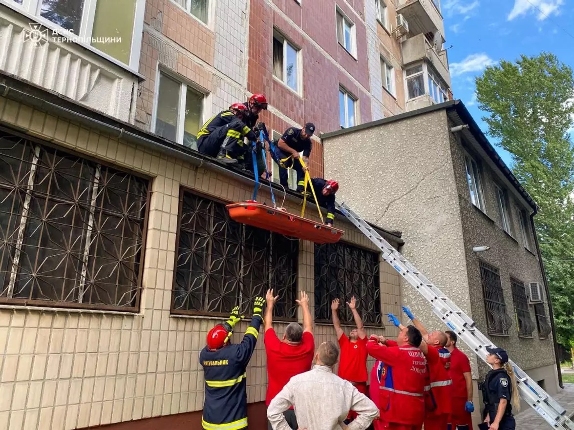 У Тернополі дівчина випала з вікна багатоповерхівки: що відомо