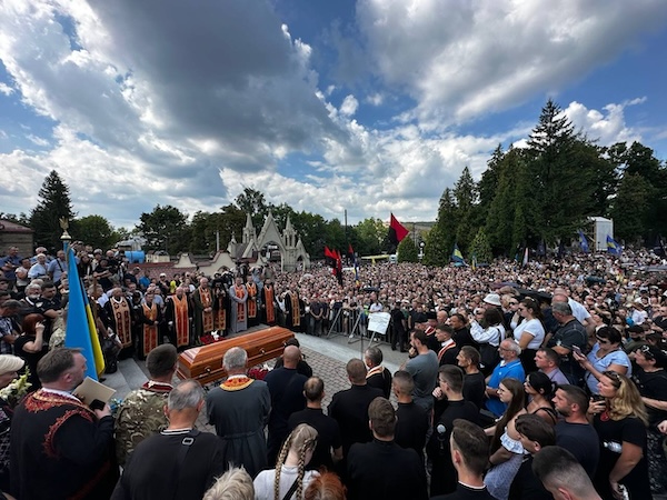 Ірину Фаріон поховали на Личаківському кладовищі: віддати останню шану прийшли тисячі людей