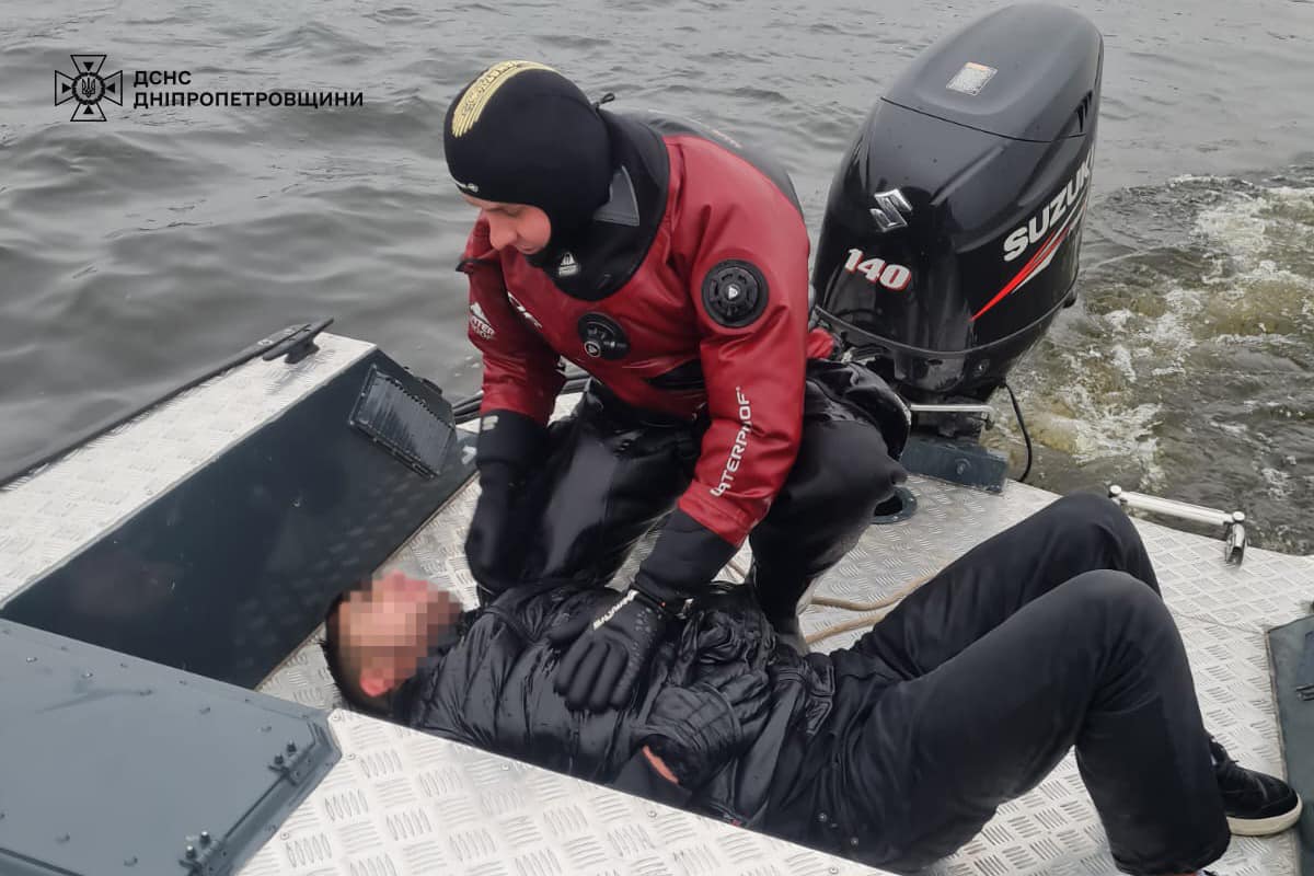 Дивом врятувався: У Дніпрі чоловік стрибнув з мосту