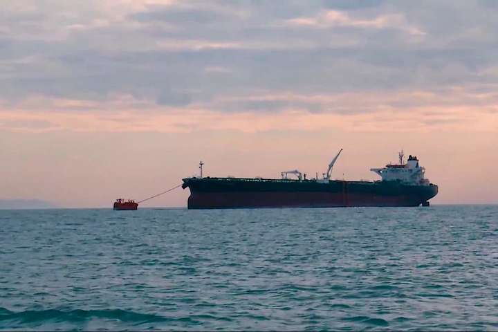 У Чорному морі росіяни розлили нафту. Пляма рухається у бік Криму