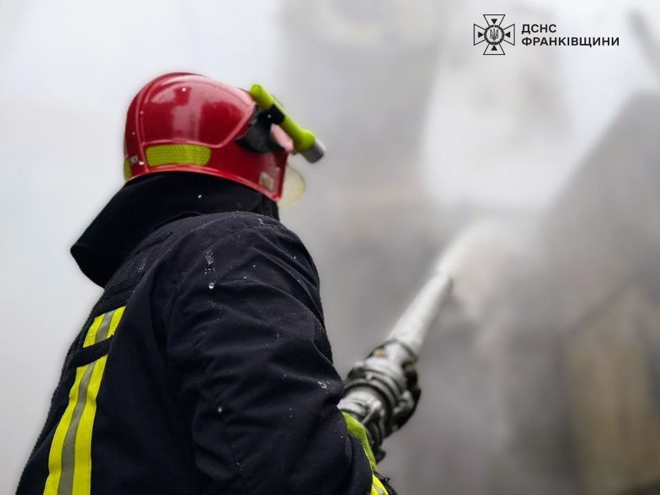 На Прикарпатті ліквідували пожежу на об'єкті критичної інфраструктури