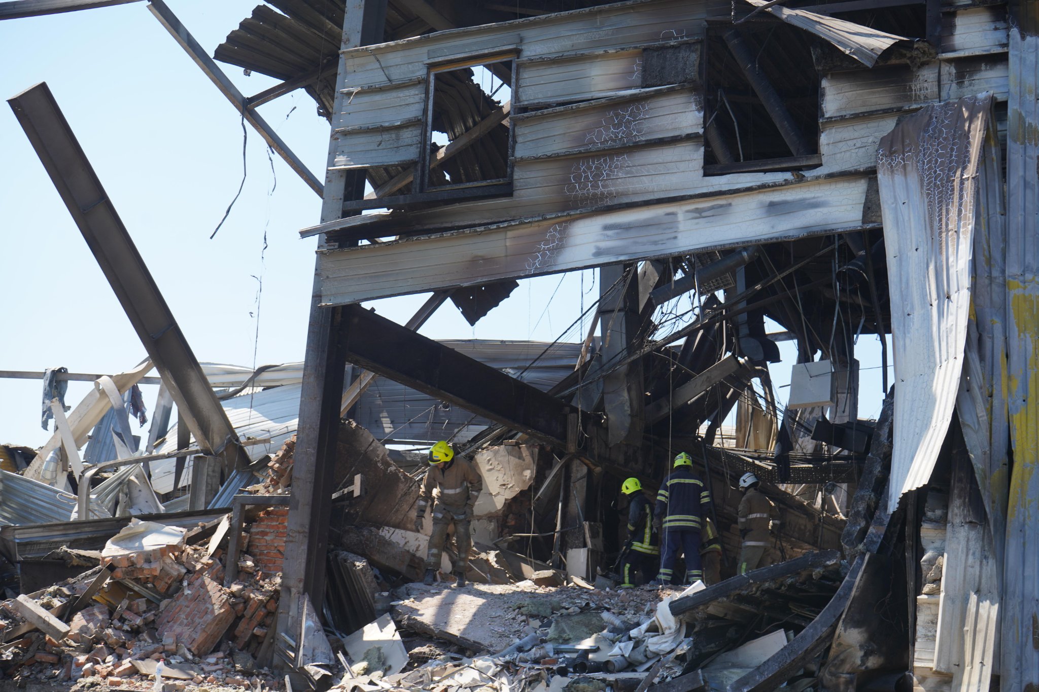 Під час розбору завалів ТЦ в Кременчуці стався зсув плити. Двоє рятувальників у лікарні