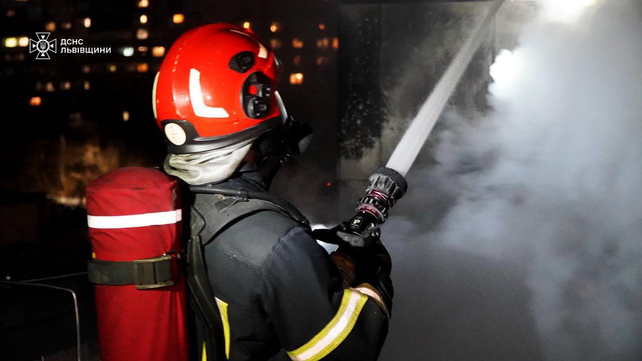 З'явилися фото з вечірньої пожежі у Львові