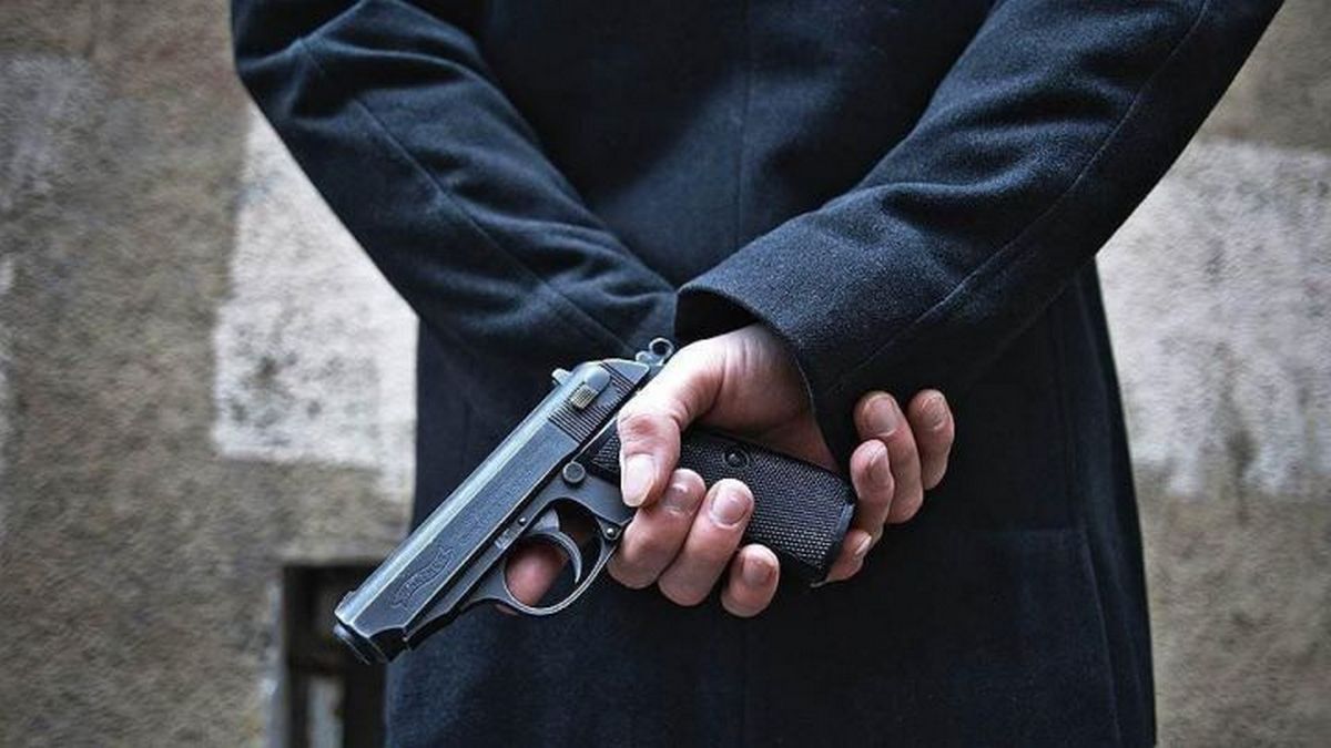 Паніка у Львові: у районі однієї школи помітили чоловіка з пістолетом