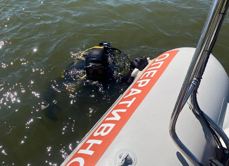 Трагедія на Дністрі: рятувальники дістали з води тіло 57-річного чоловіка (фото)