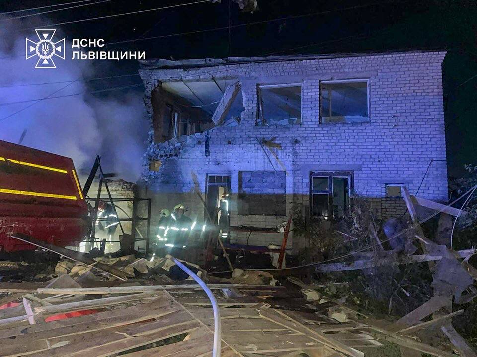 У ДСНС показали наслідки падіння ударного БПЛА на Львівщині